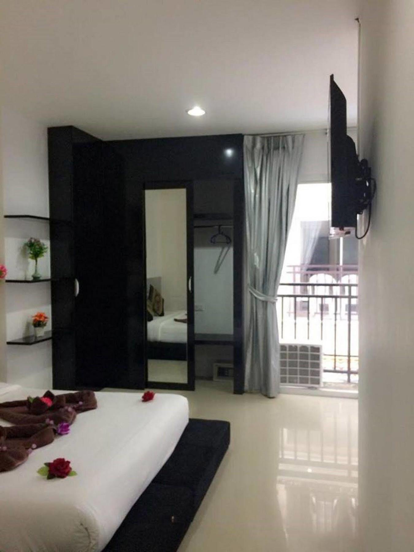 Lars-Lita Residence Patong Exterior photo